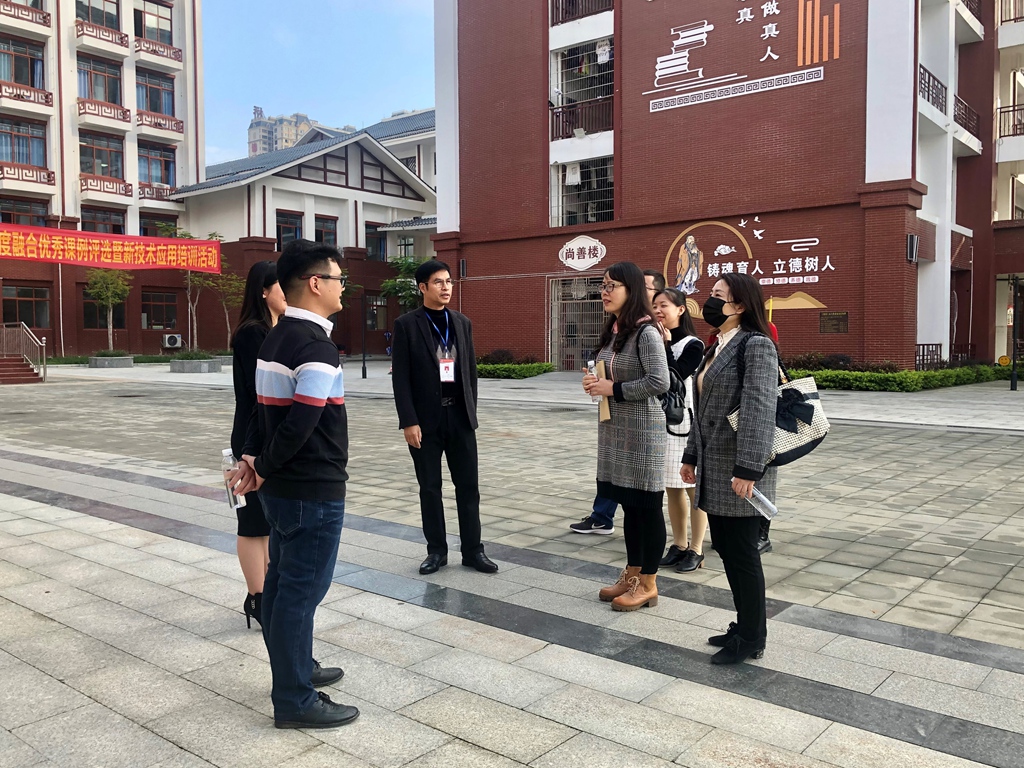 图2：与百色三中校领导交流.jpg