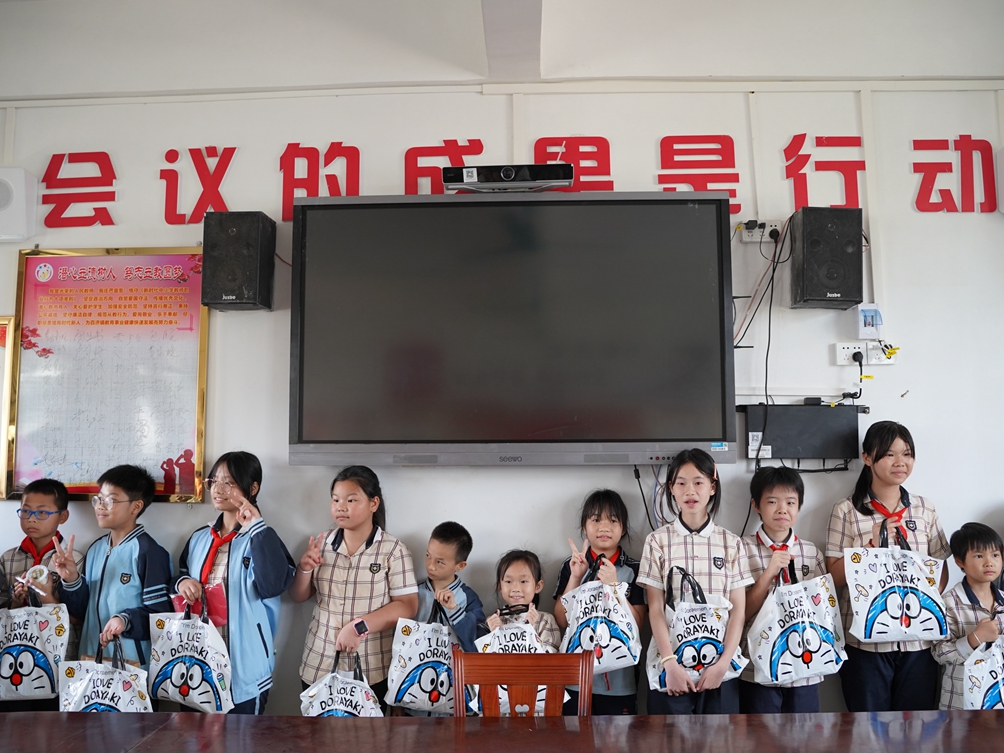 3、赠予慰问品.jpg