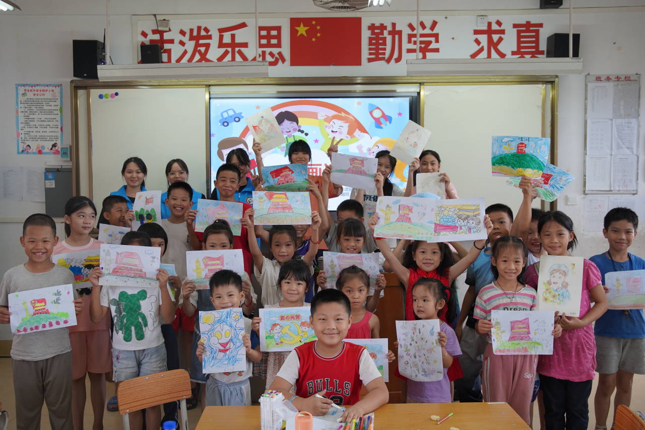 3、手工绘画兴趣班的志愿者和小朋友们.jpg